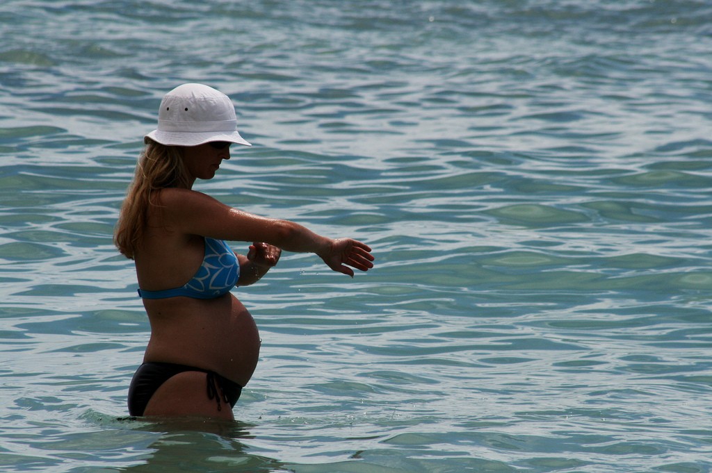 embarazada-mar-playa-vacaciones