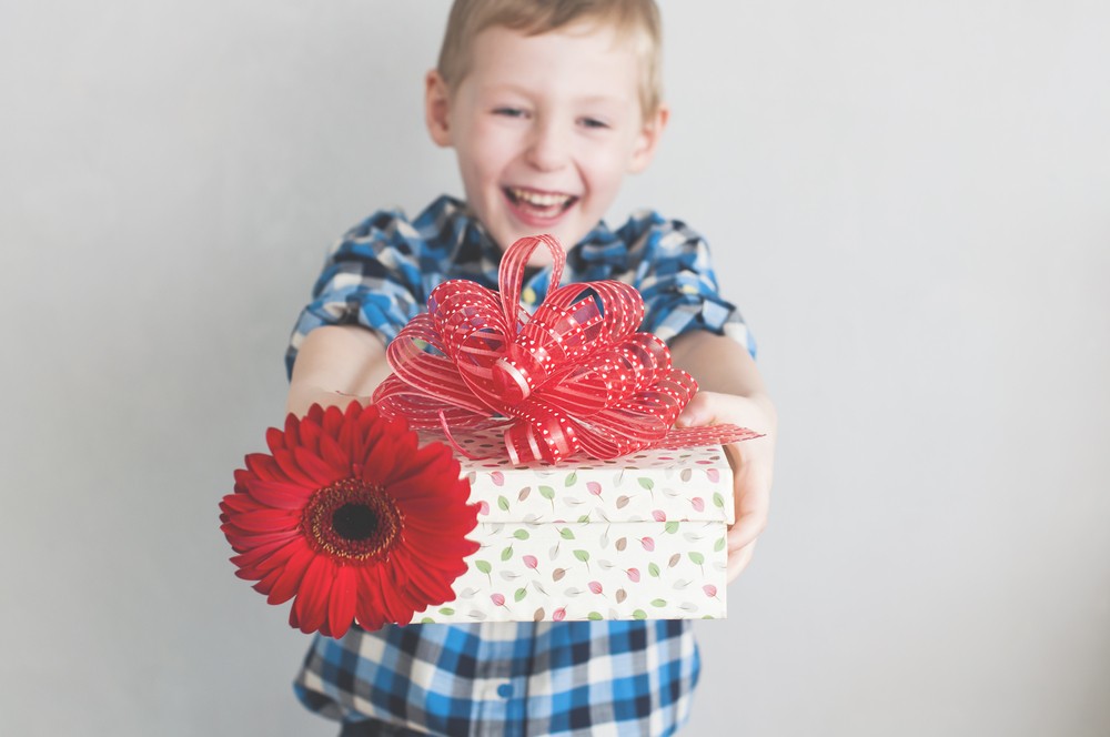 niño-regalo-flores